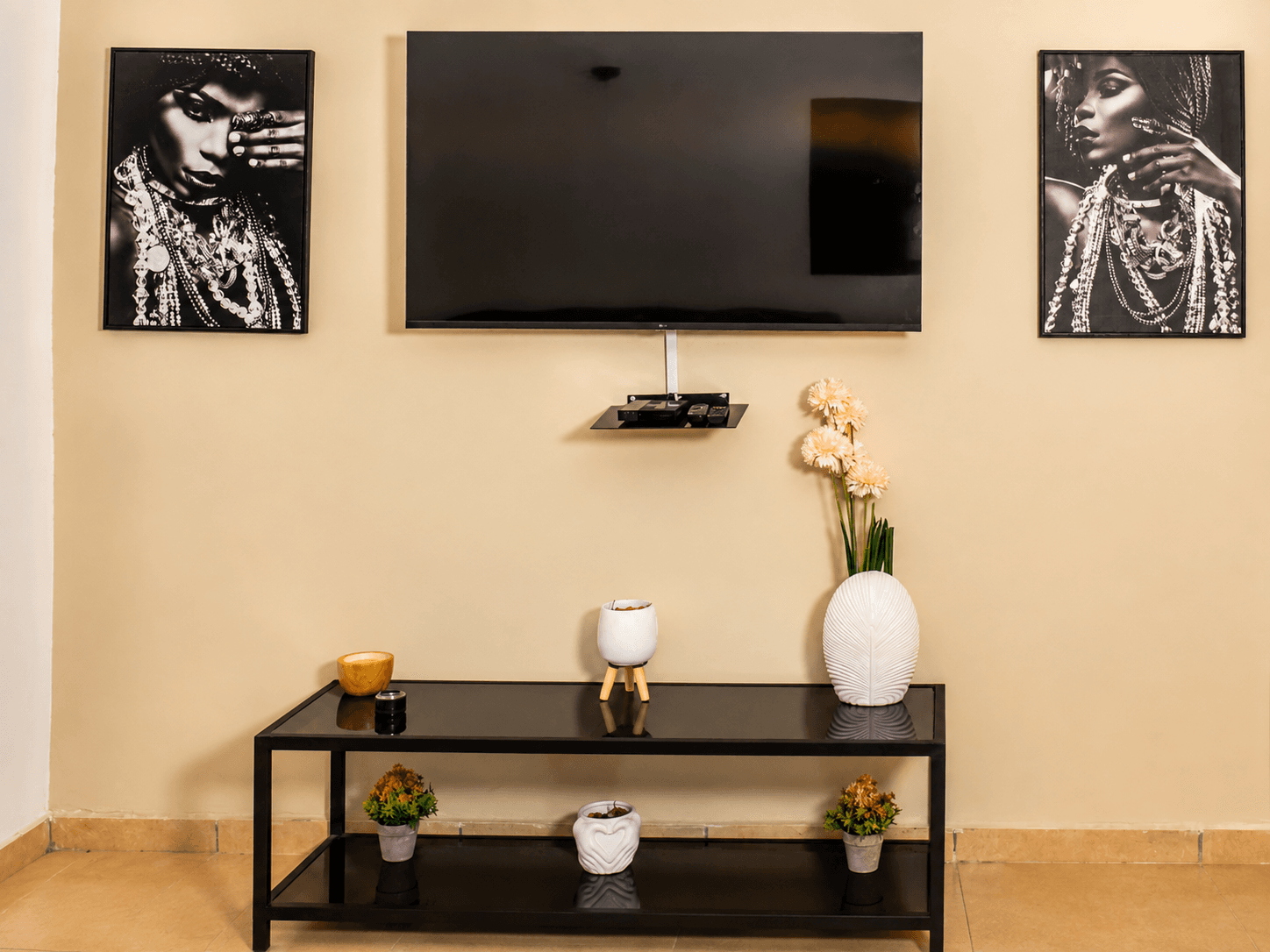 Common lounge with television